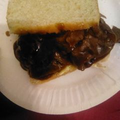 A picture of Roast beef & gravy in sandwich 🥪 (homebaked).