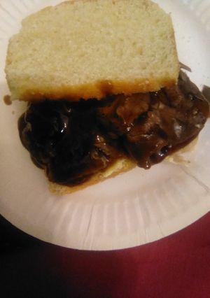 A picture of Roast beef & gravy in sandwich 🥪 (homebaked).