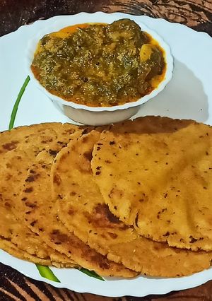 A picture of Sarson Ka Saag and Makki di Roti.