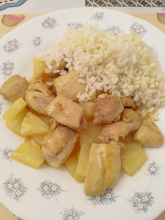 Una foto de Pollo a la piña