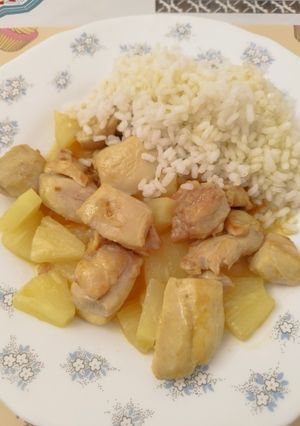 Una foto de Pollo a la piña