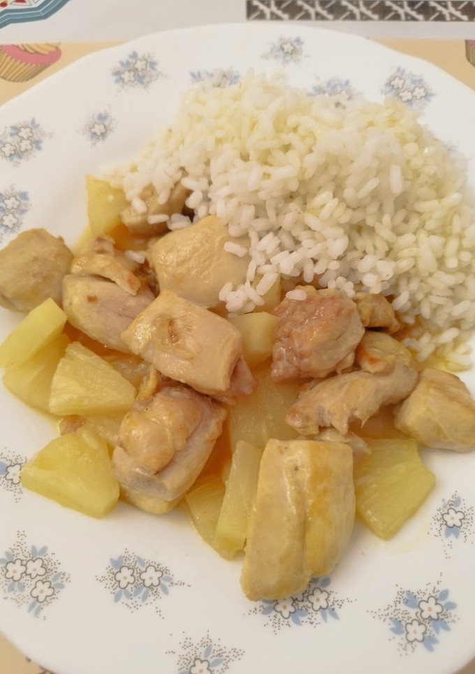 Una foto de Pollo a la piña