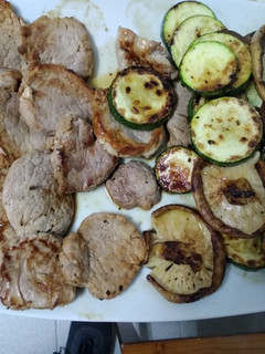 Una foto de Solomillo a la plancha con calabacín y shiitake