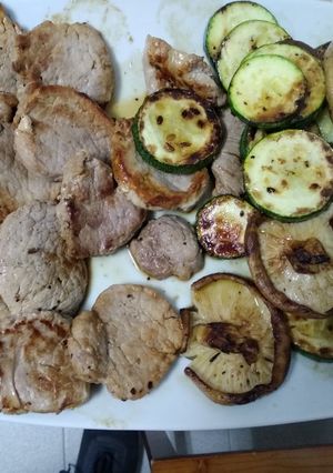 Una foto de Solomillo a la plancha con calabacín y shiitake
