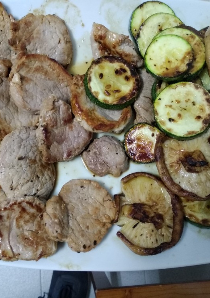 Una foto de Solomillo a la plancha con calabacín y shiitake