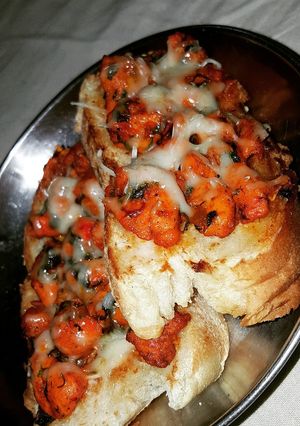 A picture of French chicken cheese bread.