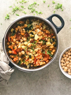 Una foto de Minestrone con garbanzos y caldo de verduras