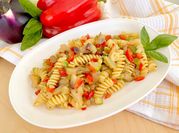 Una foto di insalata di pasta fredda