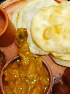 লুচি ও মুরগির মাংস কষা (luchi o murgir mangso kosha recipe in bengali) রেসিপির প্রধান ছবি