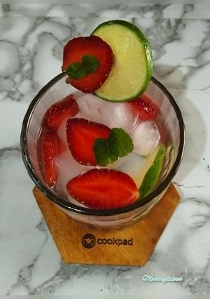 Foto resep Es Nata de Coco Strawberry Mommylicious