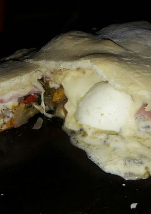 Una foto de Calzone de verdura y jamón y queso