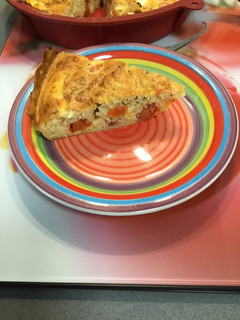 Una foto de Bizcocho salado de tomates cherry y queso
