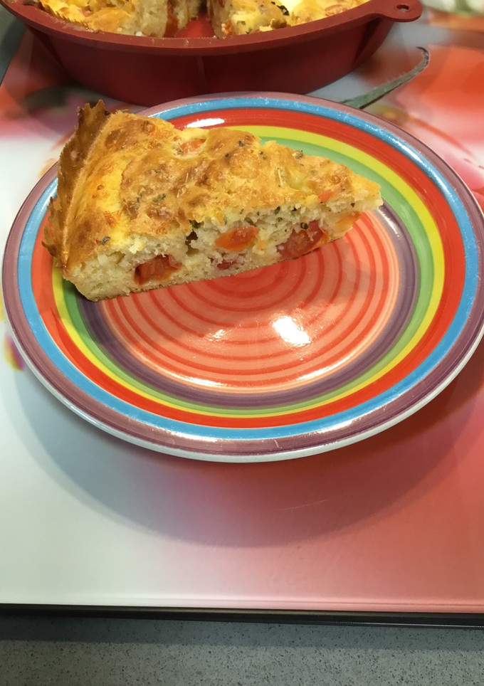Una foto de Bizcocho salado de tomates cherry y queso