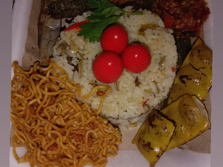 Cara Gampang Membuat Nasi liwet pecel lele, Enak