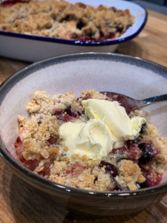 Una foto de Crumble de frutos rojos ¡típica receta inglesa!