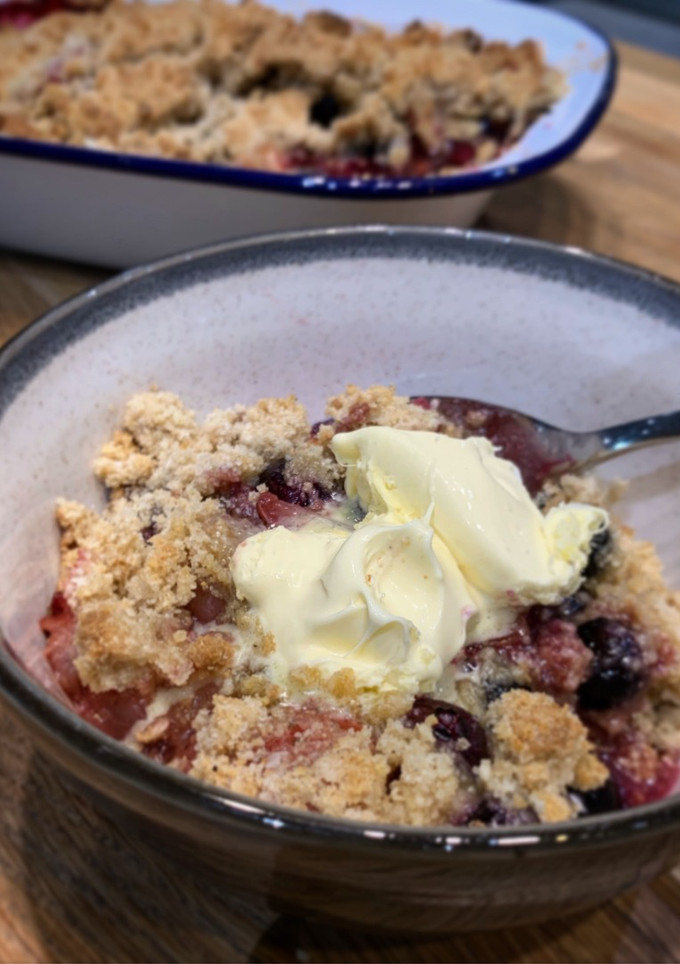 Una foto de Crumble de frutos rojos ¡típica receta inglesa!