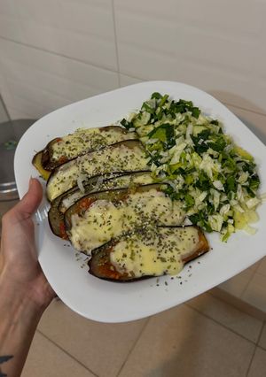 Una foto de Berenjenas al horno con ensalada