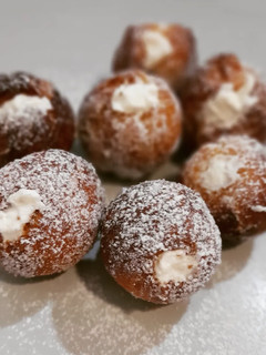 Una foto de Buñuelos de anís rellenos de nata