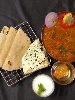 આખી ડુંગળી નું શાક (Akhi Dungli Shak Recipe In Gujarati) રેસીપી મુખ્ય ફોટો