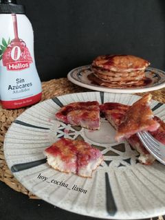Una foto de Tortitas con fresas y sirope de fresa