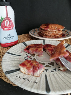 Una foto de Tortitas con fresas y sirope de fresa