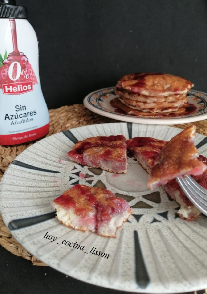 Una foto de Tortitas con fresas y sirope de fresa