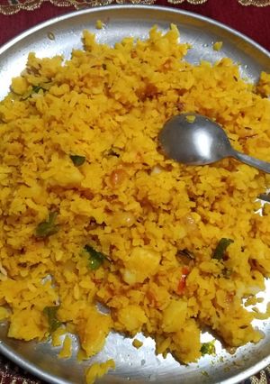 બટાકા પૌવા (Bataka Poha Recipe In Gujarati) રેસીપી મુખ્ય ફોટો
