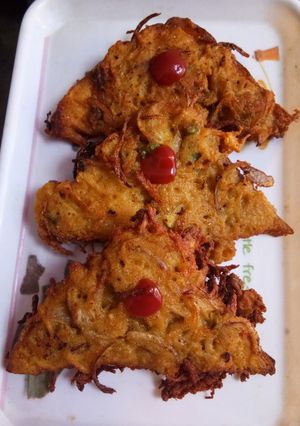 A picture of Shredded Potato-Onion Mix Bread Pakoda.