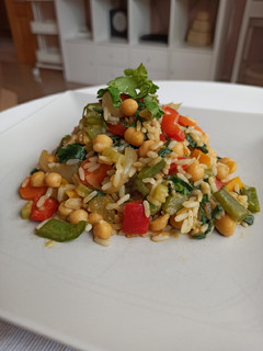 Una foto de Salteado de garbanzos con verduras