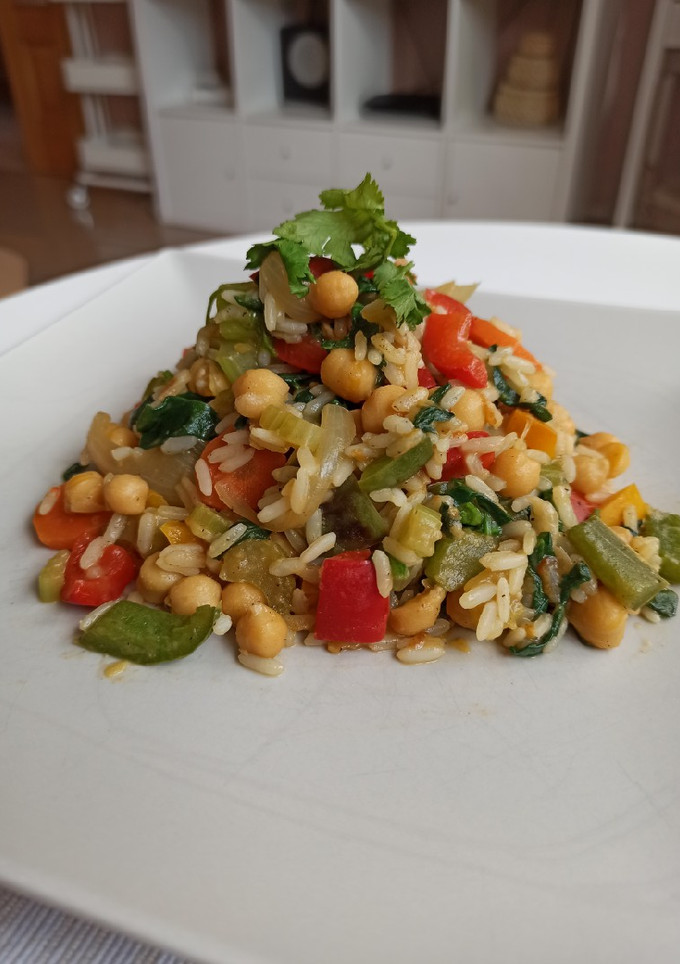 Una foto de Salteado de garbanzos con verduras