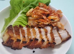 Hình của món Ba rọi áp chảo dòn rụm.