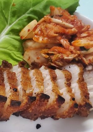 Hình của món Ba rọi áp chảo dòn rụm.