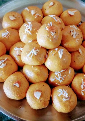 A picture of बेसन के लड्डू.