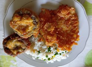 Rántott corn flakes csirkemell, rántott gomba kapros juhtúróval töltve recept fotója