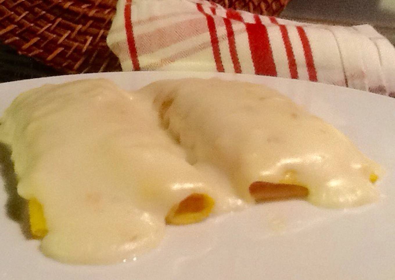 Crepes de jamón y queso con bechamel