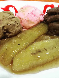 Una foto de Bananas al Ron con helado
