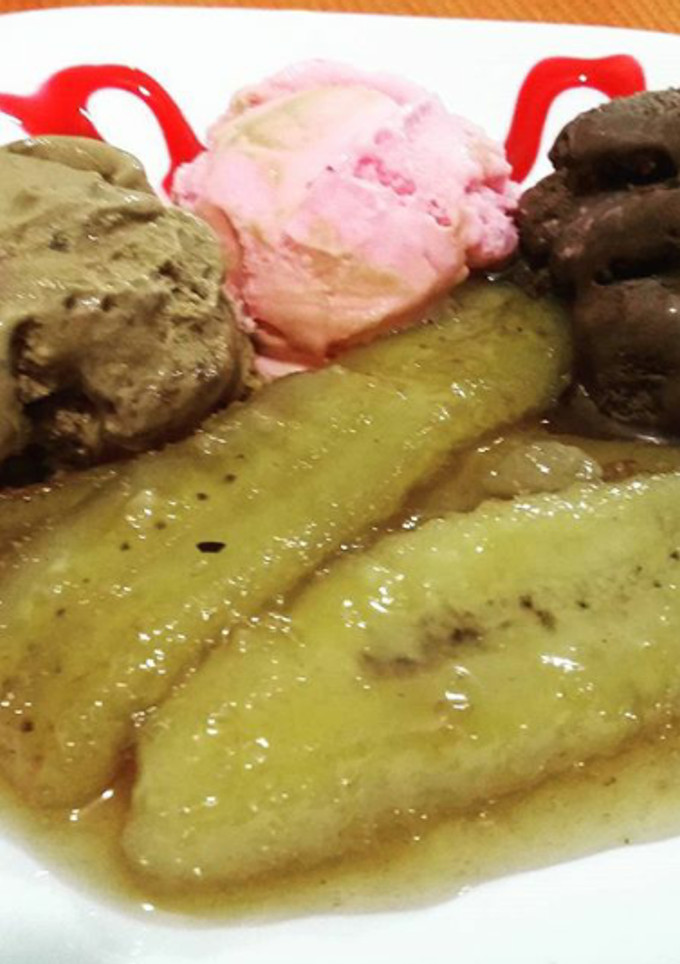 Una foto de Bananas al Ron con helado