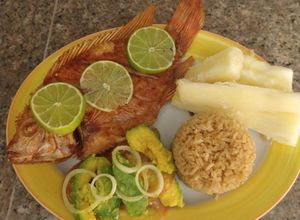 Una foto de Arroz de coco con Mojarra frita 🤤