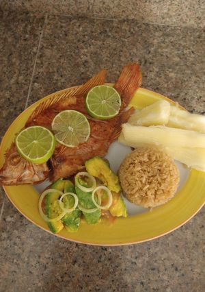 Una foto de Arroz de coco con Mojarra frita 🤤