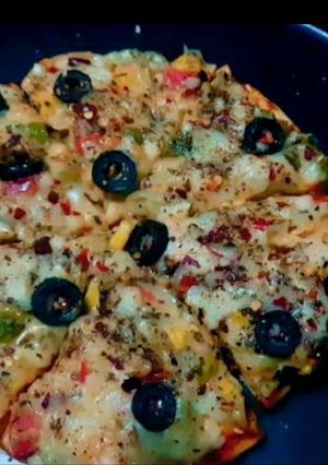 મેયોનિઝ પાસ્તા પિઝા(Mayonnaise pasta pizza recipe in Gujarati) રેસીપી મુખ્ય ફોટો