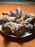 Lacitos de hojaldre con crema de chocolate y piñones