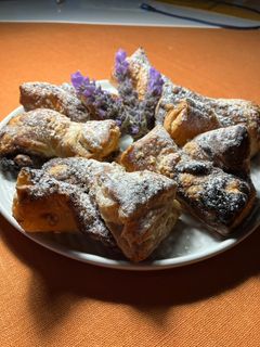 Una foto de Lacitos de hojaldre con crema de chocolate y piñones