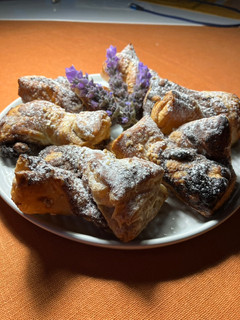Una foto de Lacitos de hojaldre con crema de chocolate y piñones