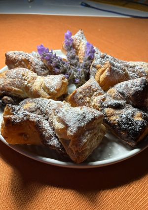Una foto de Lacitos de hojaldre con crema de chocolate y piñones