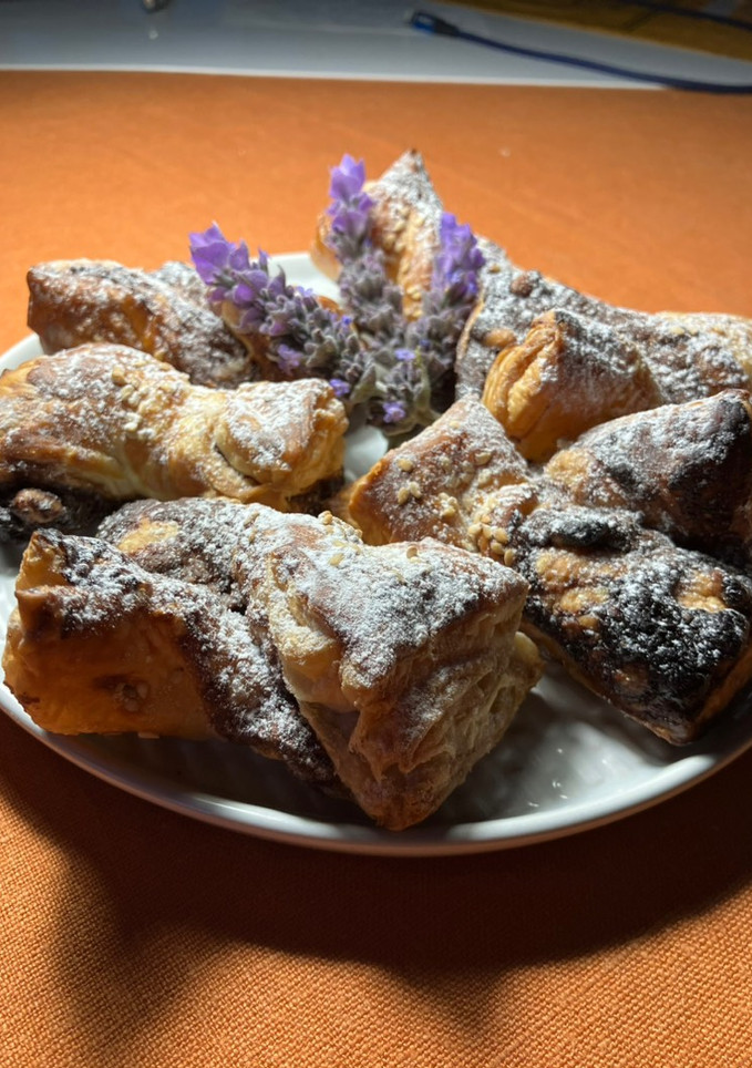Una foto de Lacitos de hojaldre con crema de chocolate y piñones