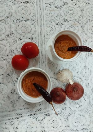 A picture of Onion and tomato chattny.