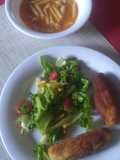 Croquetas de atún y ensalada de fresa con pepino