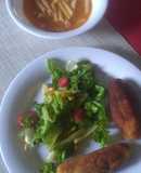 Croquetas de atún y ensalada de fresa con pepino