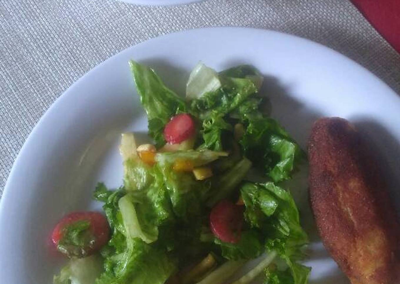 Croquetas de atún y ensalada de fresa con pepino