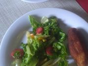 Una foto de croquetas ligera de pollo